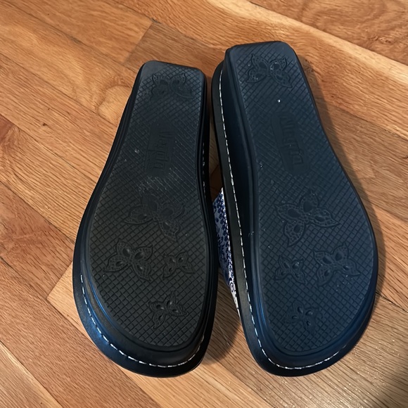 Beautiful sandals by Alegria! - Picture 2 of 3